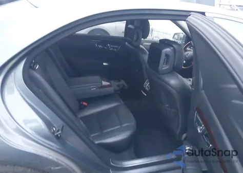 2011 Mercedes-Benz S 550 z USA, uszkodzony, nr VIN WDDNG7BB1BA390246